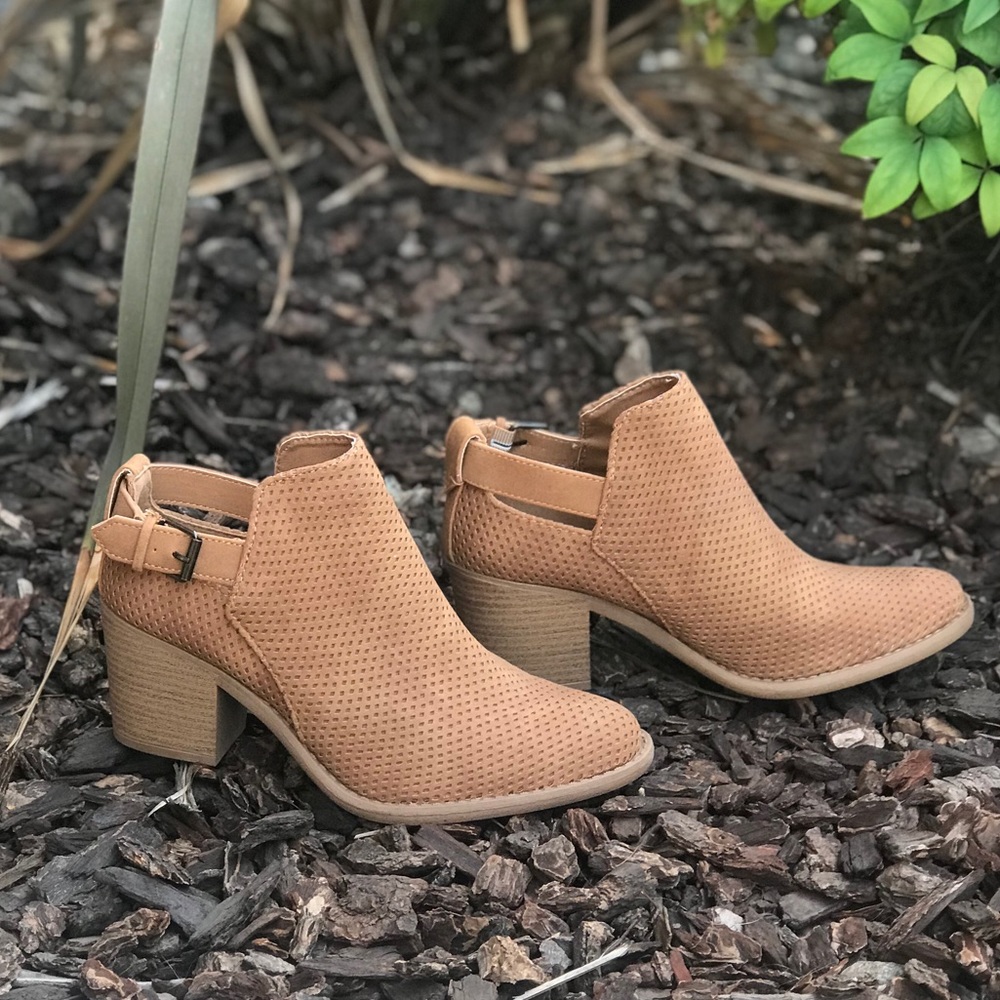 Tan distressed nubuck perforated ankle booties - Picture 3 of 5